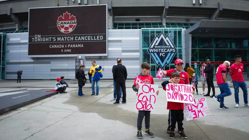 AP La afición se mostró molesta a las afueras del BC Place