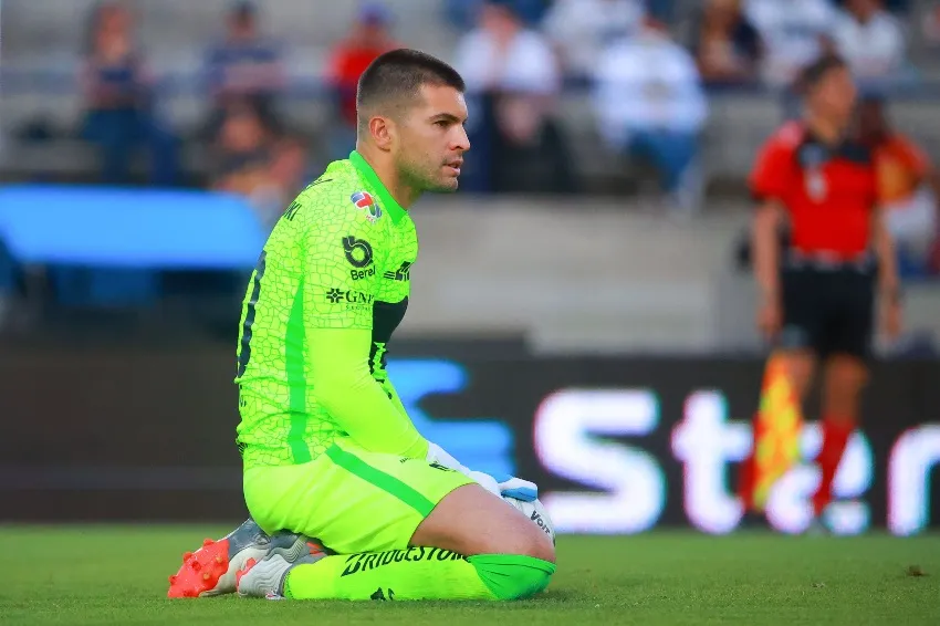 Julio González en un partido de Pumas
