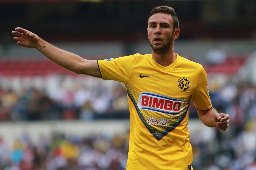Miguel Layún en un partido de América