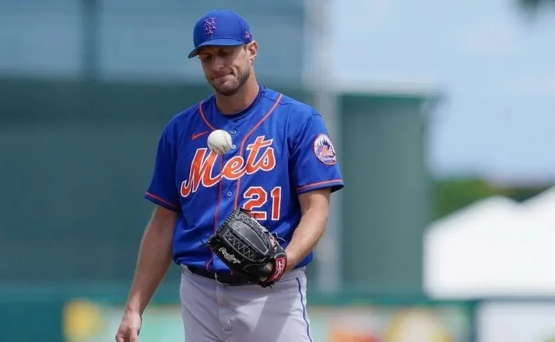 AP Max Sherzer llegando al diamante