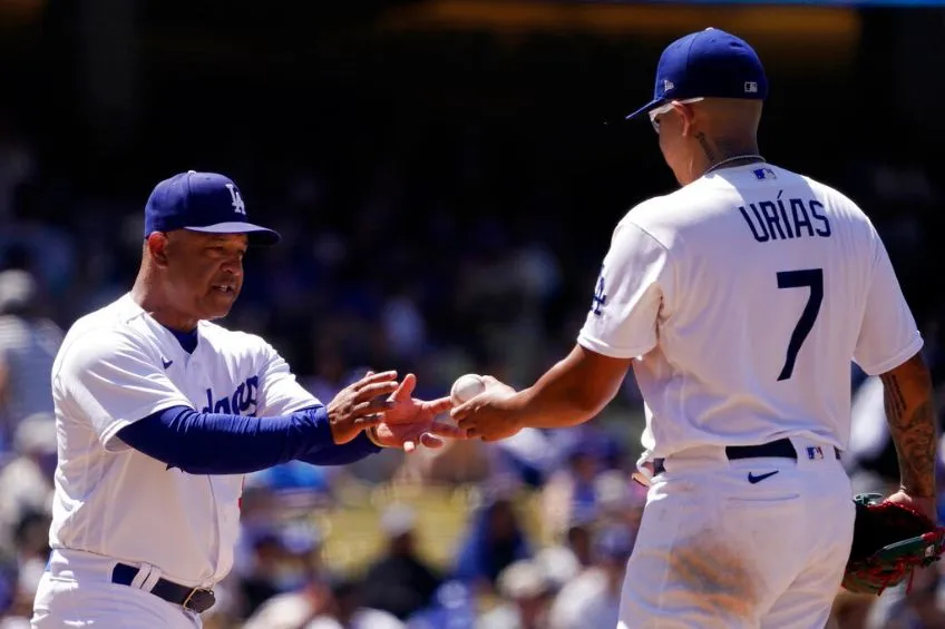 Julio Urías durante un partido de Los Ángeles Dodgers
