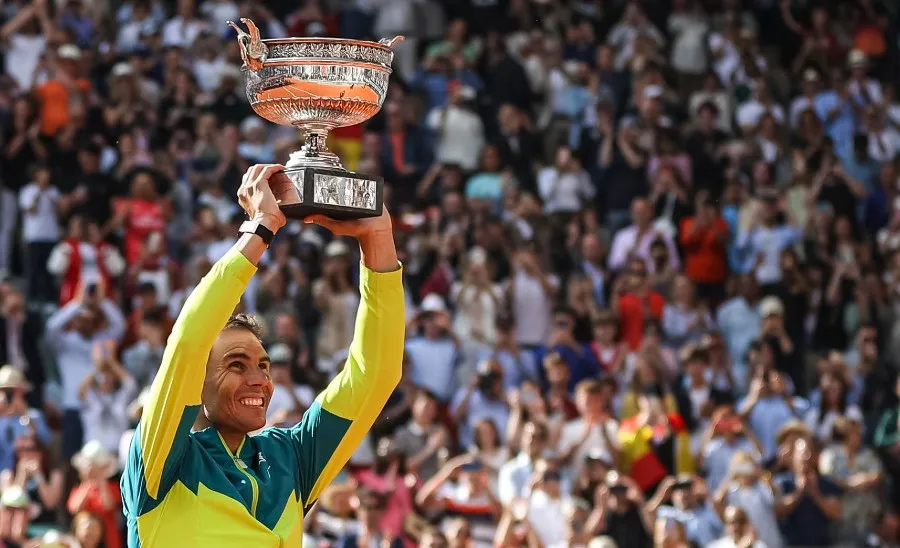 Nadal celebra con el título de Roland Garros