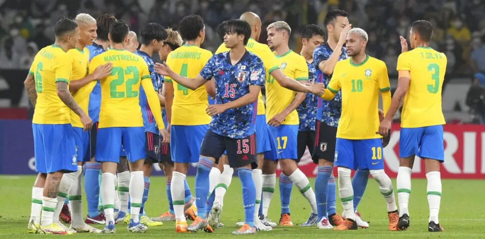 Jugadores de Brasil celebran ante Japón
