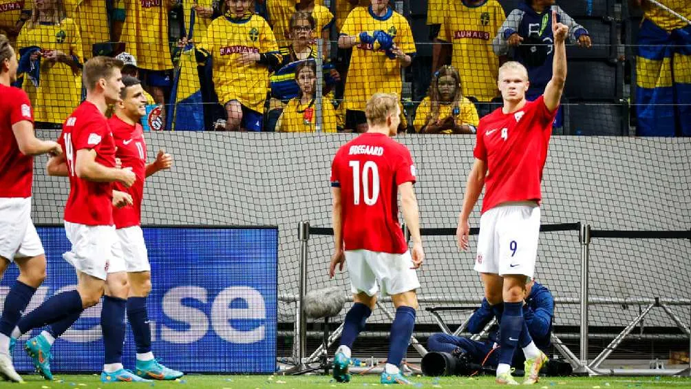 AP Erling Haaland festejando gol de Noruega ante Suecia