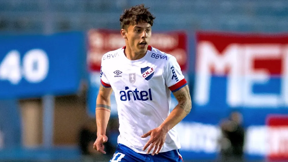 Carballo jugando partido con Nacional de Uruguay