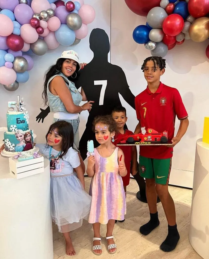 INSTAGRAM | @GEORGINAGIO Familia de Cristiano Ronaldo festejando juntos