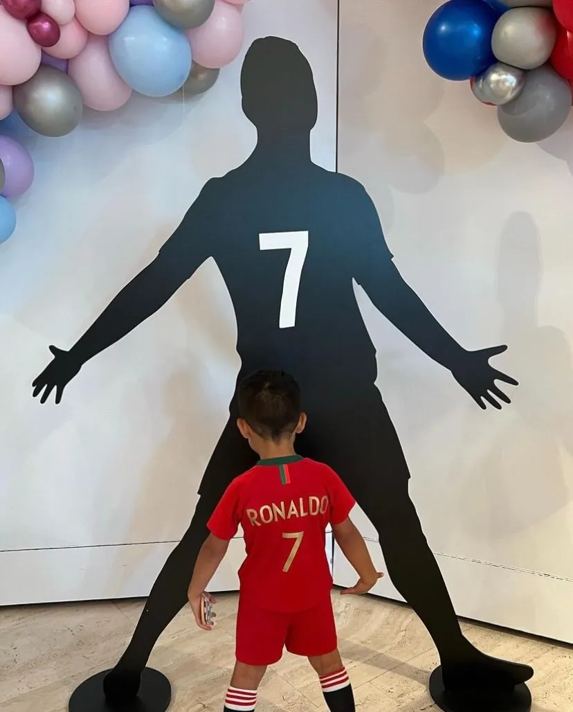 INSTAGRAM | @GEORGINAGIO Hijo de Cristiano Ronaldo junto a figura de cartón