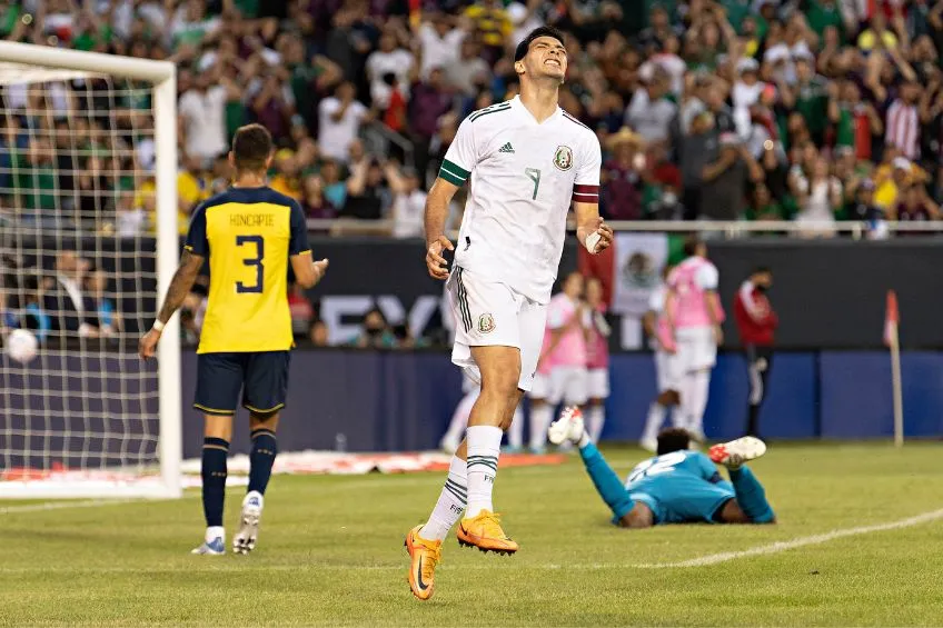 Raúl Jiménez durante un partido de México