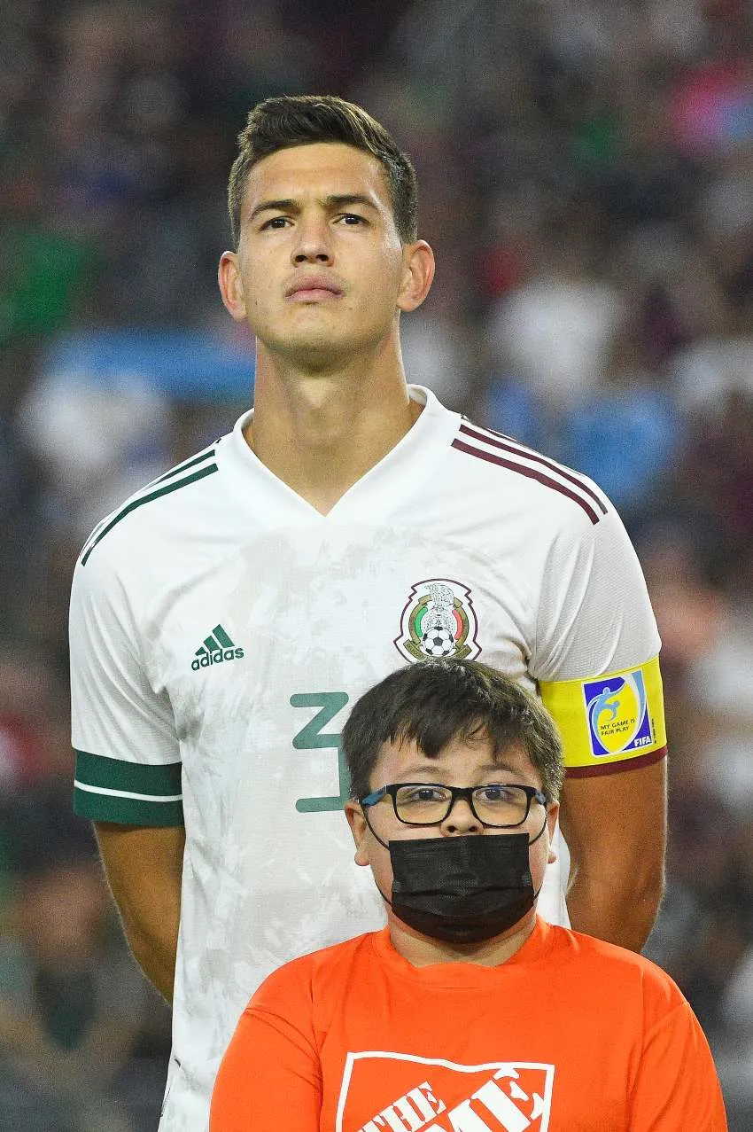 IMAGO 7 César Montes previo a un partido de la Selección Mexicana