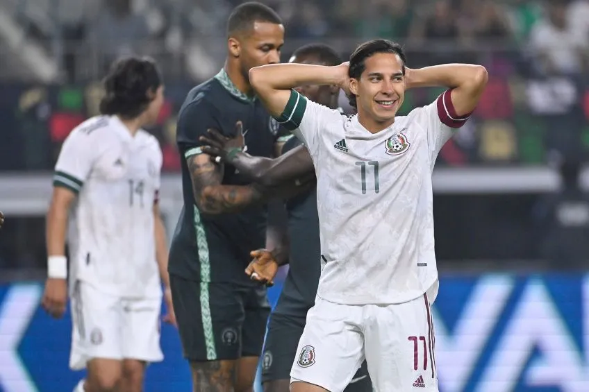Diego Lainez durante un partido de México