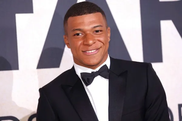 Kylian Mbappe posa a su llegada al amfAR