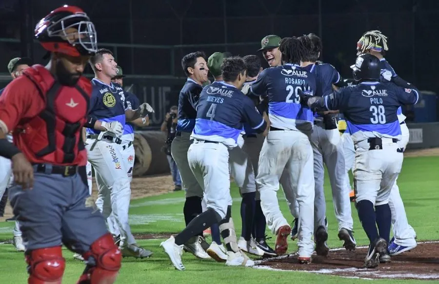 Jugadores de los Tigres de Quintana Roo tras ganar duelo ante Piratas