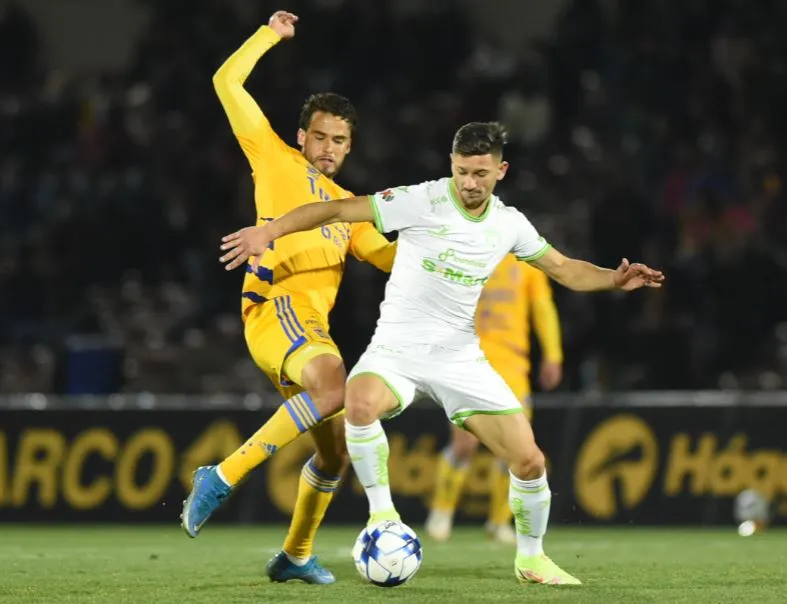 Diego Reyes en acción con Tigres