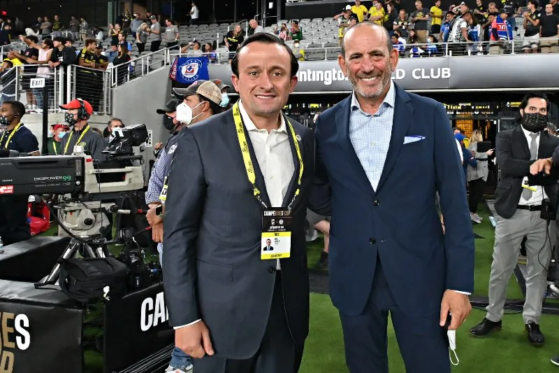 Mikel Arriola junto a Don Garber