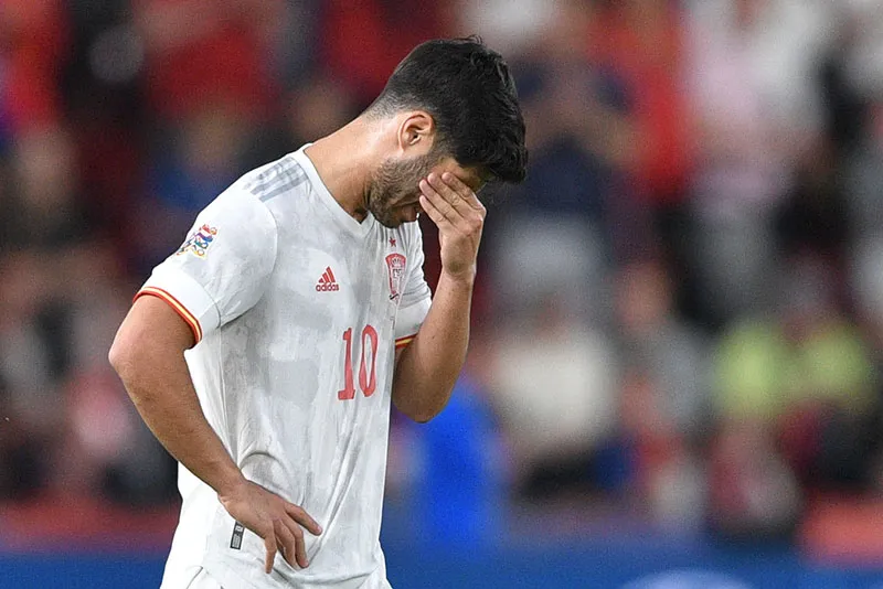 Marco Asensio durante un duelo con España