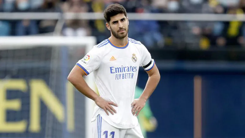 Marco Asensio durante un duelo con Real Madrid