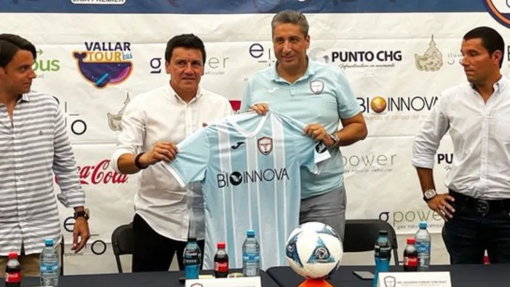 El Misionero ya posó con la nueva playera