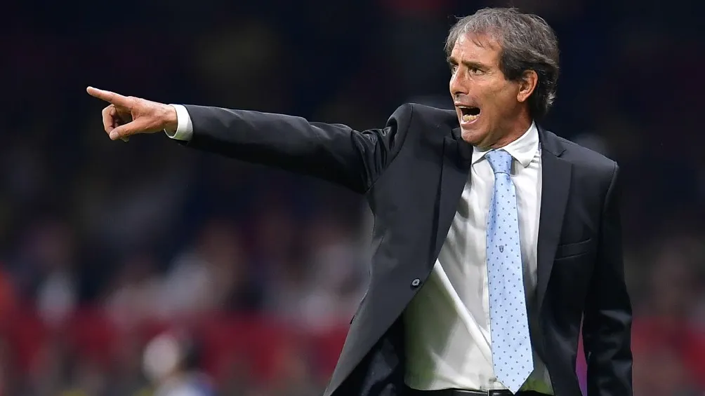 Guillermo Almada dirigiendo al Pachuca en partido de la Liga MX