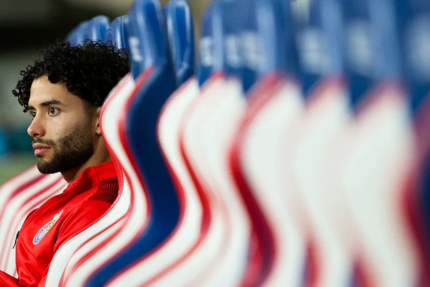 Chino Huerta en el banquillo de las Chivas