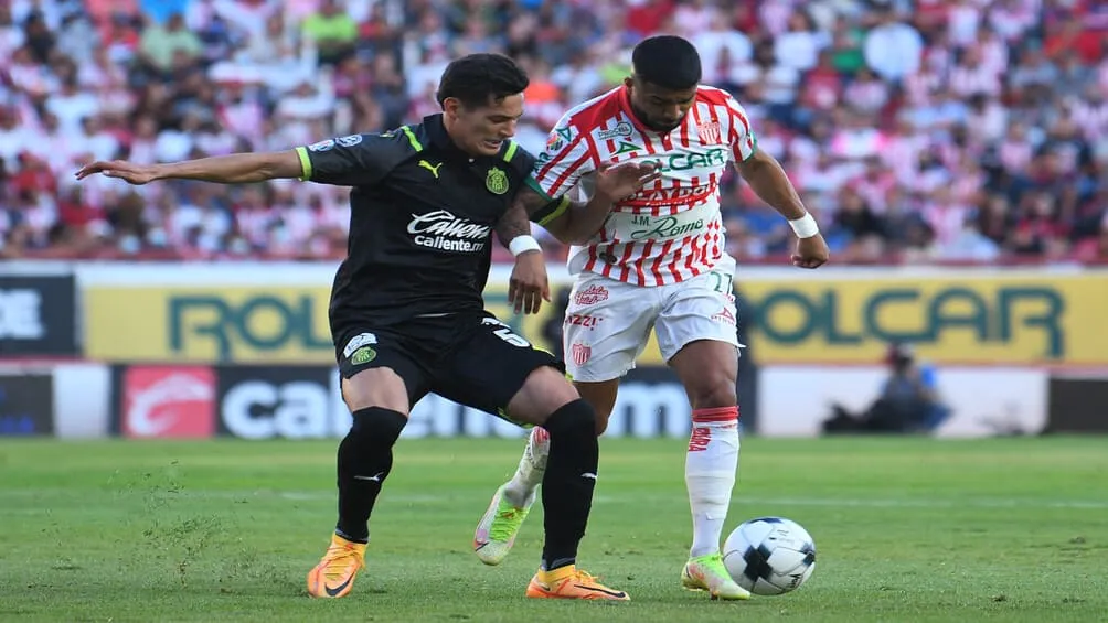 AP Rodrigo Aguirre disputa el balón con Jesús Orozco