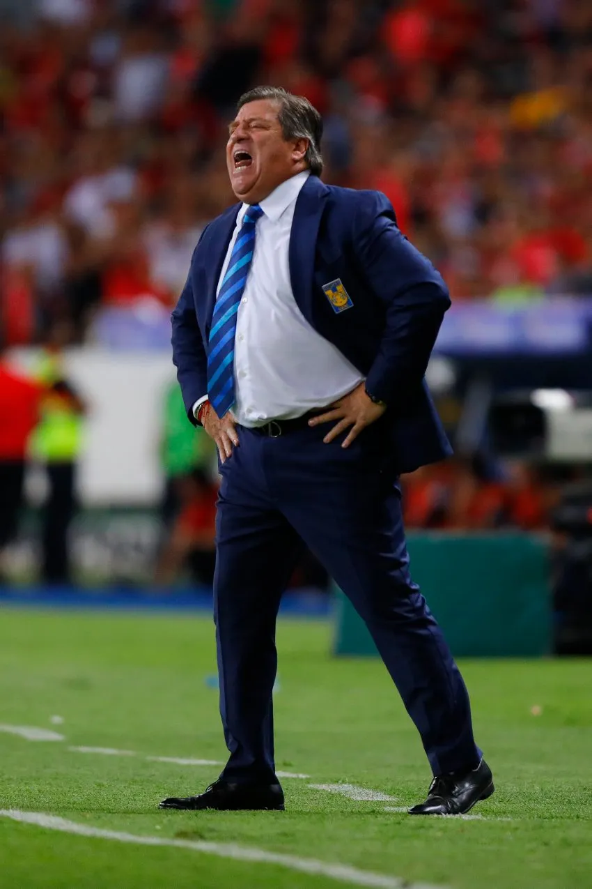 Piojo Herrera dirigiendo a Tigres