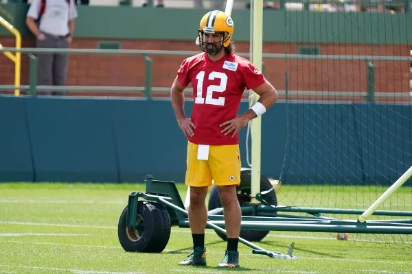 Aaron Rodgers realiza un ejercicio en el campo de práctica