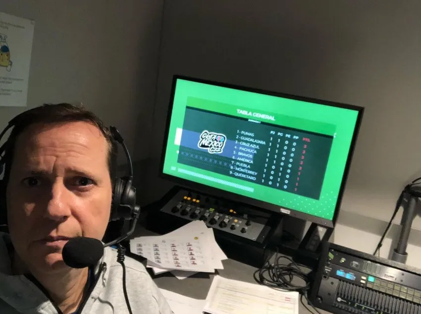 Paco Villa en una transmisión de TUDN