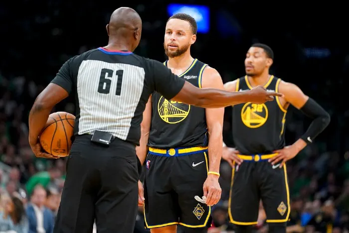 Curry reclama al oficial