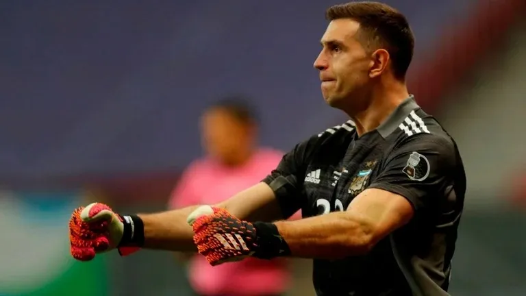 Emiliano Martínez festejando ganar a Colombia