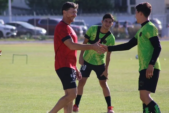 Hernán Cristante saludando a los jugadores en pretemporada
