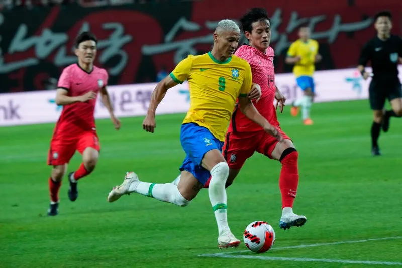 Richarlison y Jeong Woo-yeong