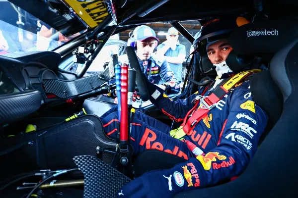 Checo Pérez en acción