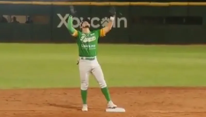 Alberth Martínez celebra carrera producida con doblete