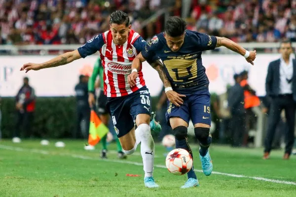 Carlos Cisneros con Chivas vs Pumas