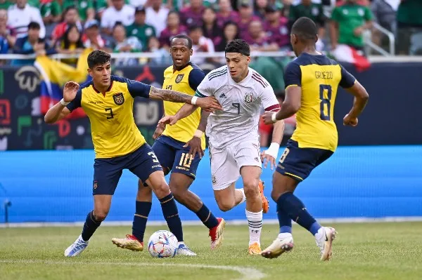 Raúl Jiménez en acción con el Tri