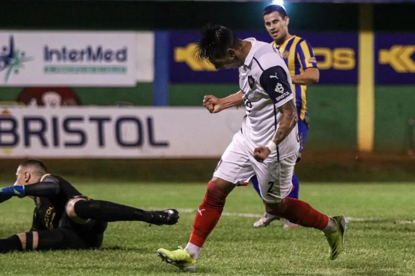 Santiago Arzamendia festejando un gol