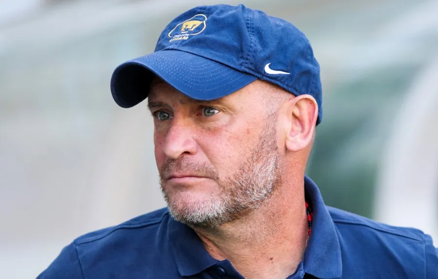 Andrés Lillini dirigiendo a Pumas