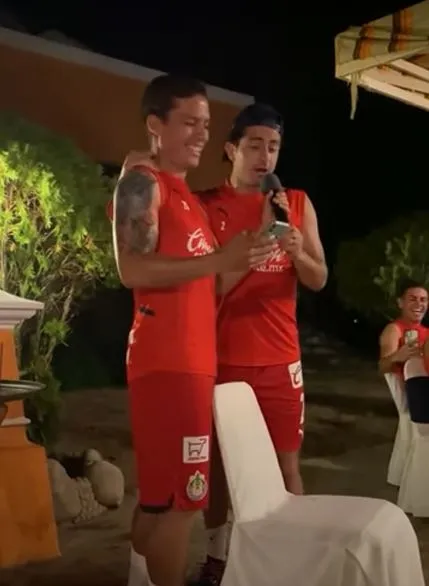 Mozo y González cantando Maracas