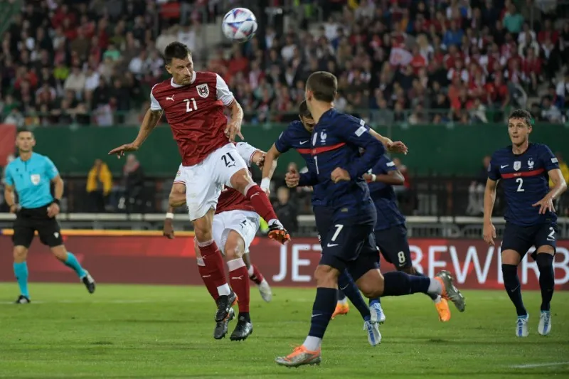 Stefan Lainer detiene el balón con la cabeza