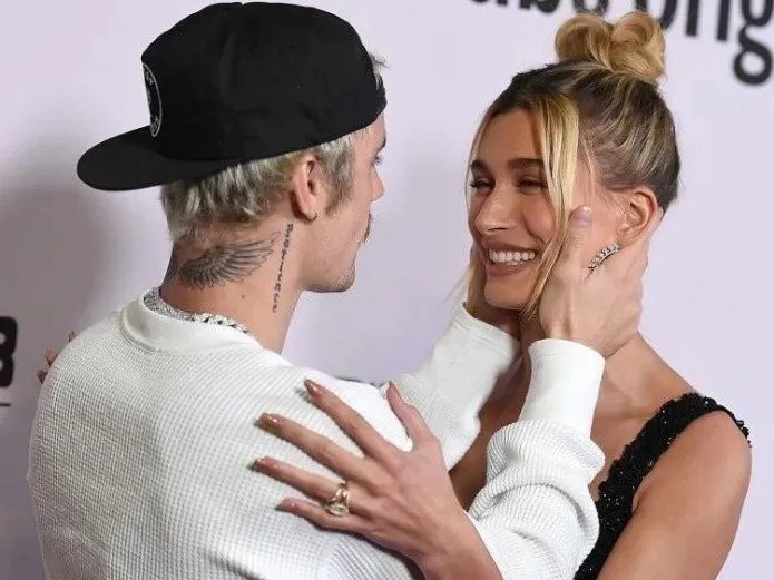 Justin y Hailey Bieber en alfombra roja