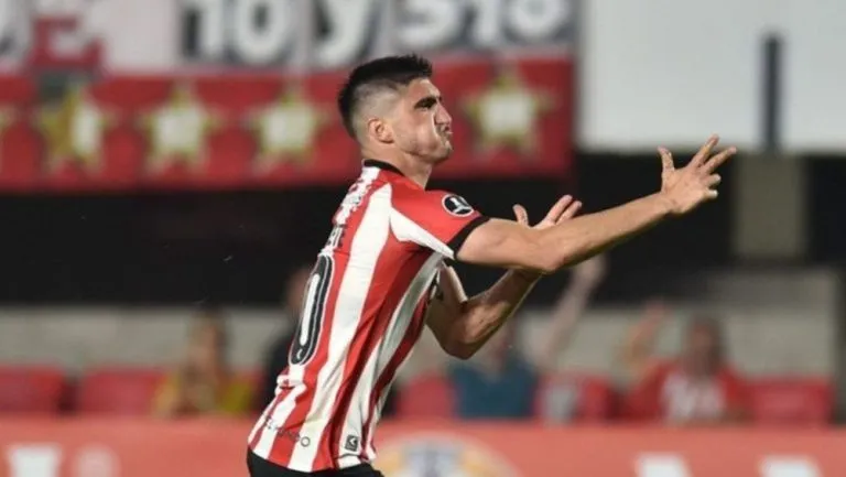 El futbolista lució con la playera de Estudiantes
