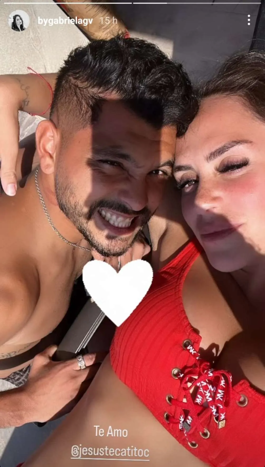 IG | @BYGABRIELAGV Tecatito Corona se encuentra en la playa con su pareja