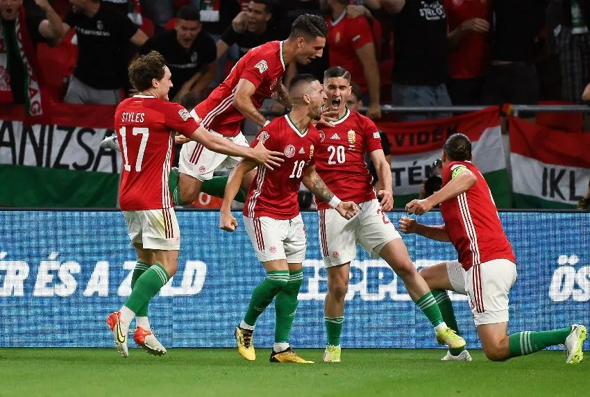 Hungría celebrando su gol