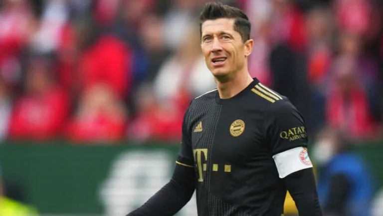 Robert Lewandowski jugando partido con el Bayern Munich