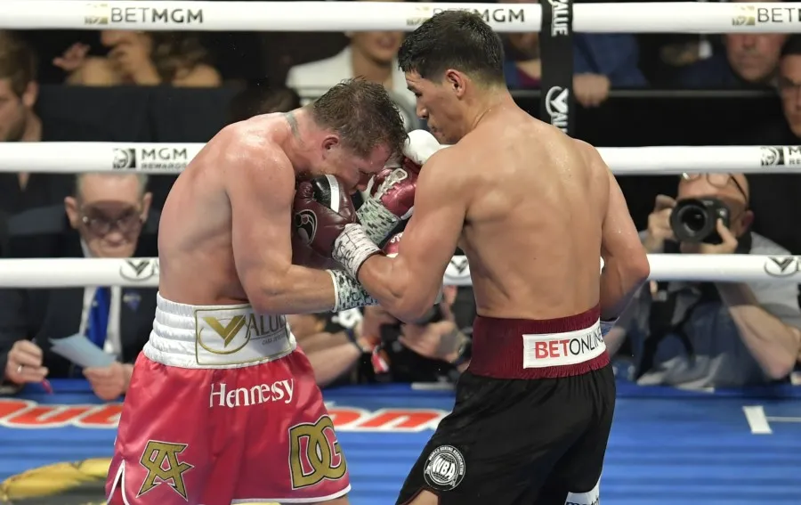 Álvarez en combate ante Bivol