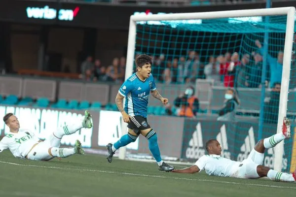 TWITTER @eduardochof19 Chofis López en acción con San José Earthquakes