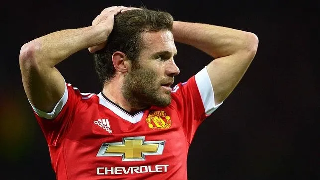 Juan Mata se lamenta en un partido con el Manchester United