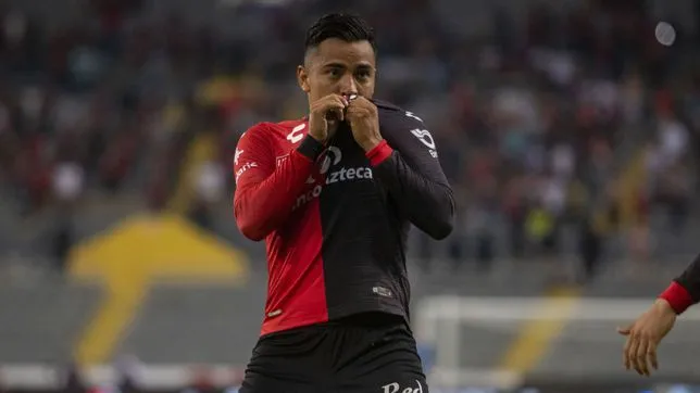 Jairo Torres besando el escudo de Atlas