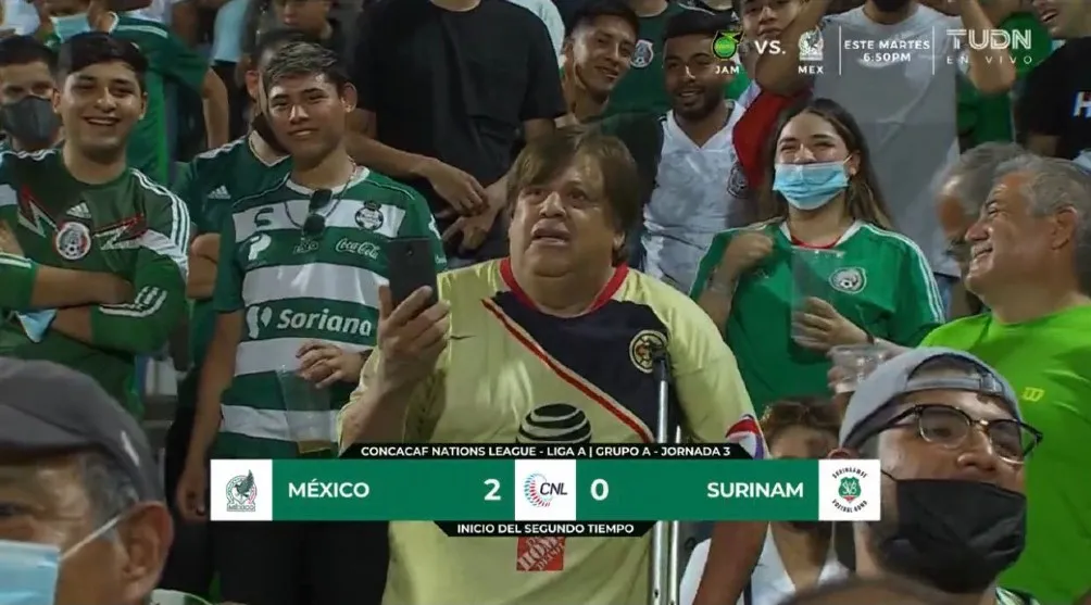 IMAGO7 Aficionado en las gradas con parecido a Miguel Herrera