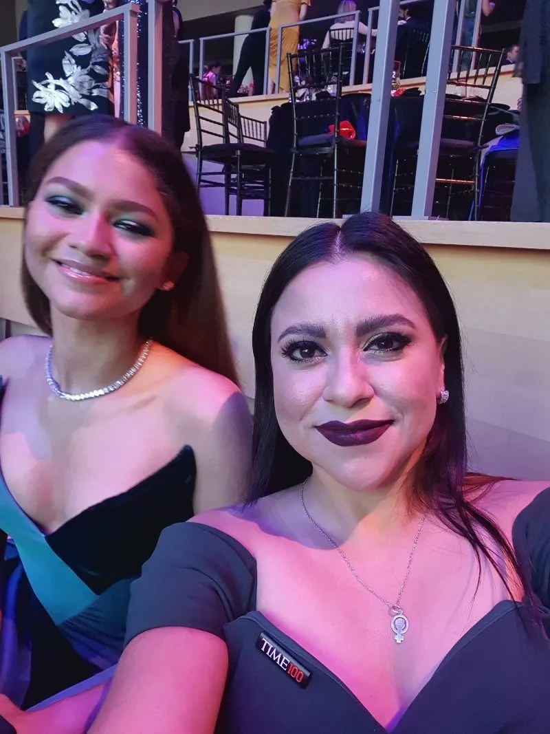 Olimpia posando junto a Zendaya